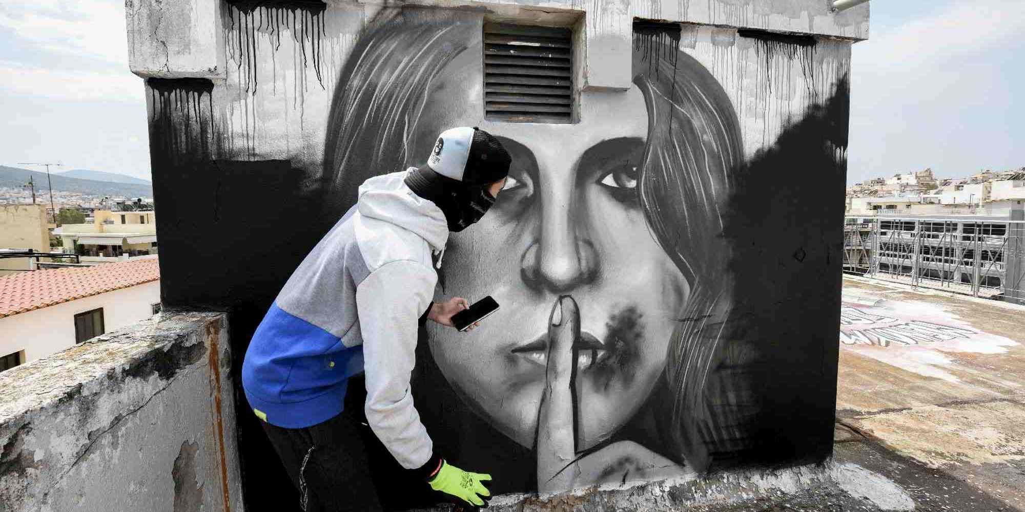 Γκράφιτι με θέμα την ενδοοικογενειακή βία