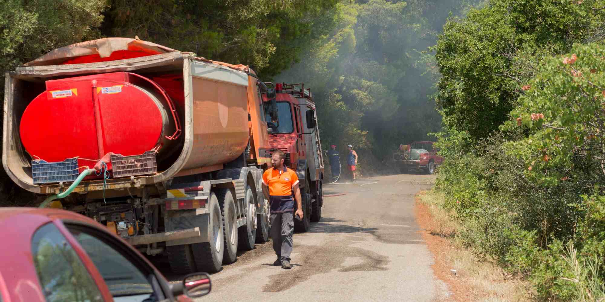 Πυροσβεστικό και υδροφόρο όχημα επιχειρούν στην κατάσβεση της πυρκαγιάς στα Κρέστενα στην Ηλεία