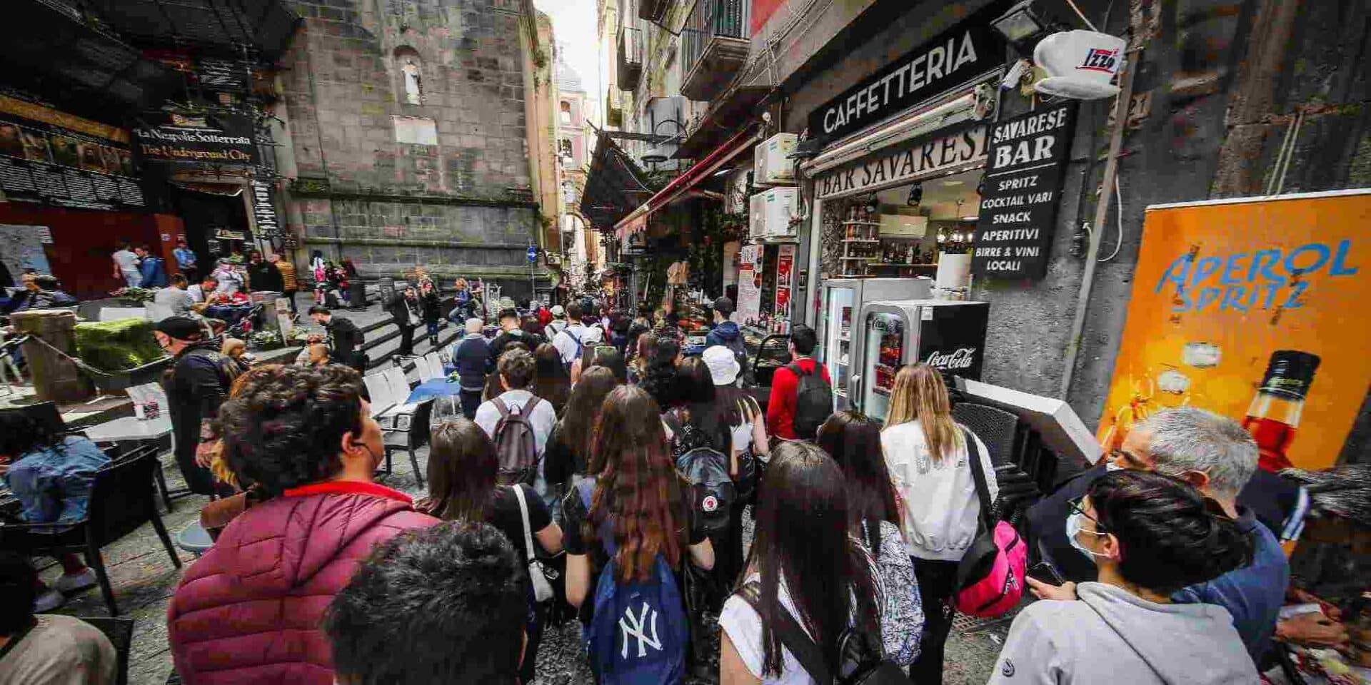 Κόσμος περπατά στο ιστορικό κέντρο της Νάπολης στη νότια Ιταλία