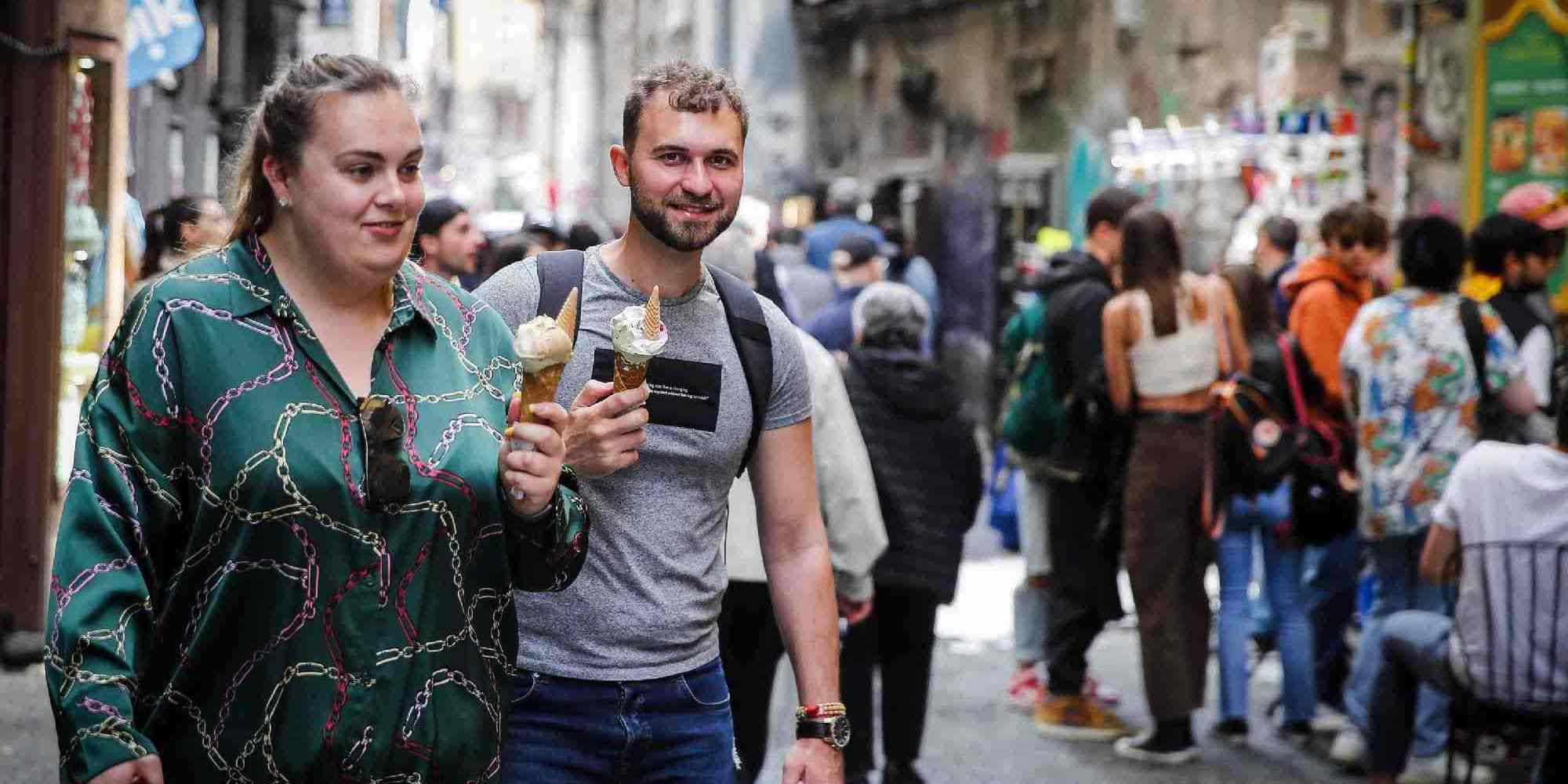 Πολίτες περπατούν το ιστορικό κέντρο της Νάπολης στην Ιταλία χωρίς μάσκες