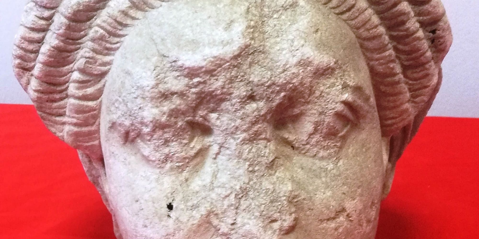 H κεφαλή αρχαίου γυναικείου αγάλματος που βρέθηκε σε σπίτι