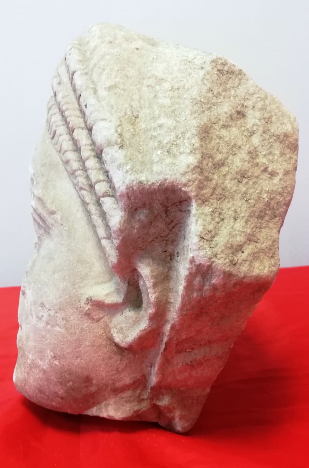Θεσσαλονίκη: Κεφαλή αρχαίου αγάλματος βρέθηκε σε διαμέρισμα (εικόνες)