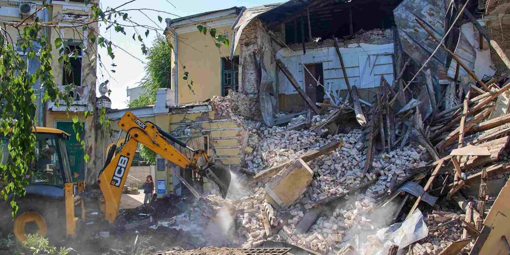 Συντρίμμια σε στρατολογικό γραφείο μετά από ρωσική πυραυλική επίθεση που έπληξε το κτίριο στην πόλη Χάρκοβο στην Ουκρανία