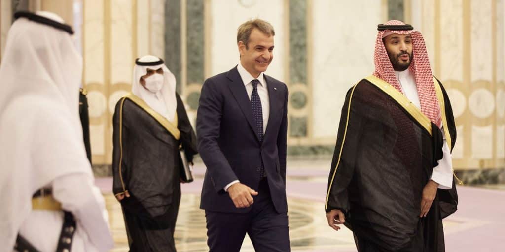 Ο Κυριάκος Μητσοτάκης με τον Πρίγκιπα Διάδοχο του Θρόνου της Σαουδικής ΑραβίαςΜητσοτάκης και Μοχάμεντ μπιν Ζαγιέντ Αλ-Ναχιάν