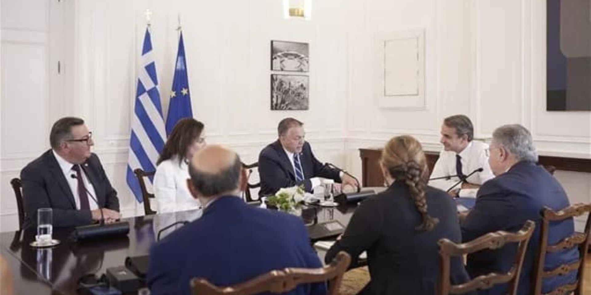 O Κυριάκος Μητσοτάκης με την ΠαΔΕΕ στο Μαξίμου