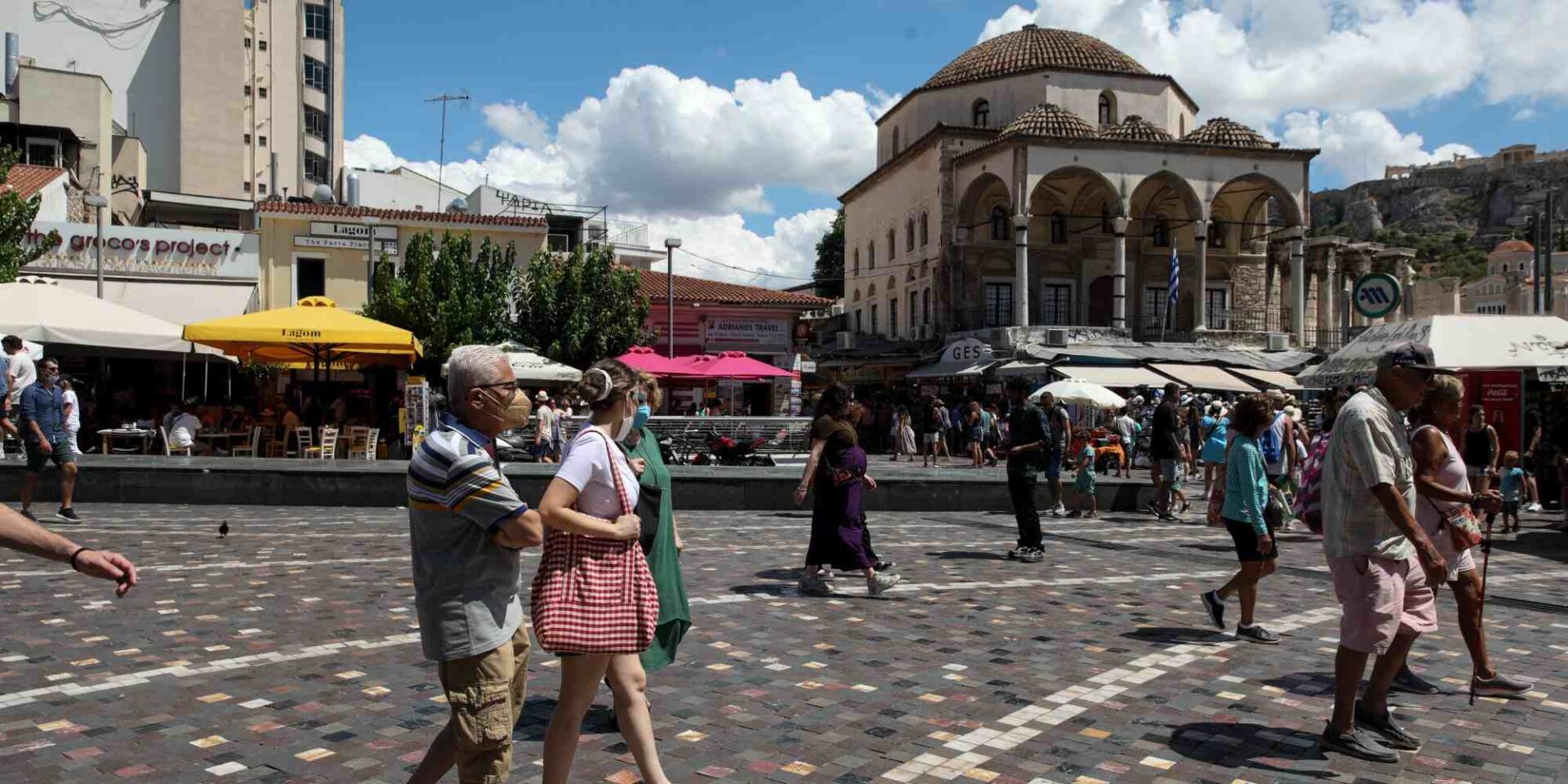 Κόσμος περπατάει στο Μοναστηράκι
