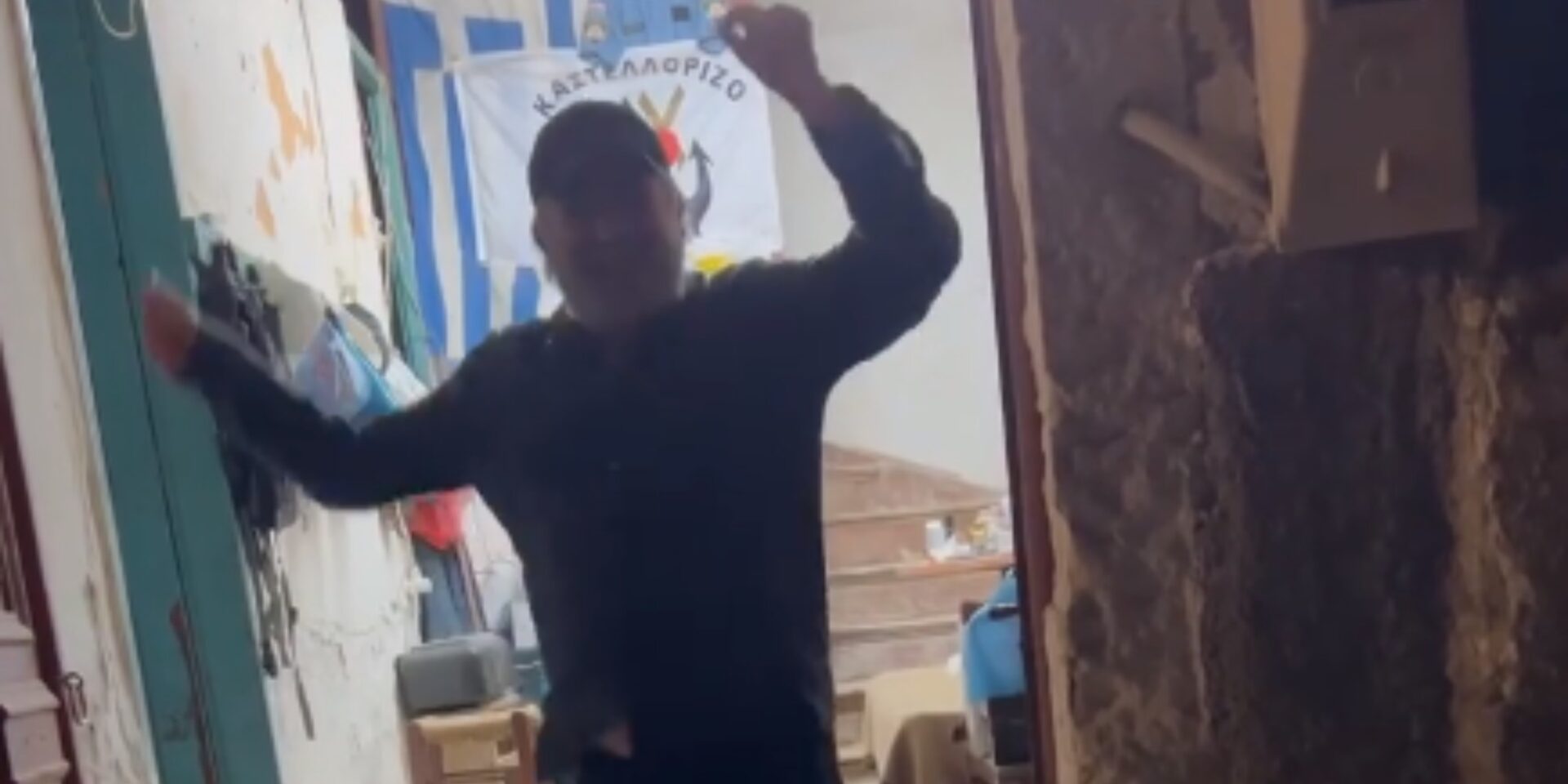 O Λάκης Λαζόπουλος χορεύει