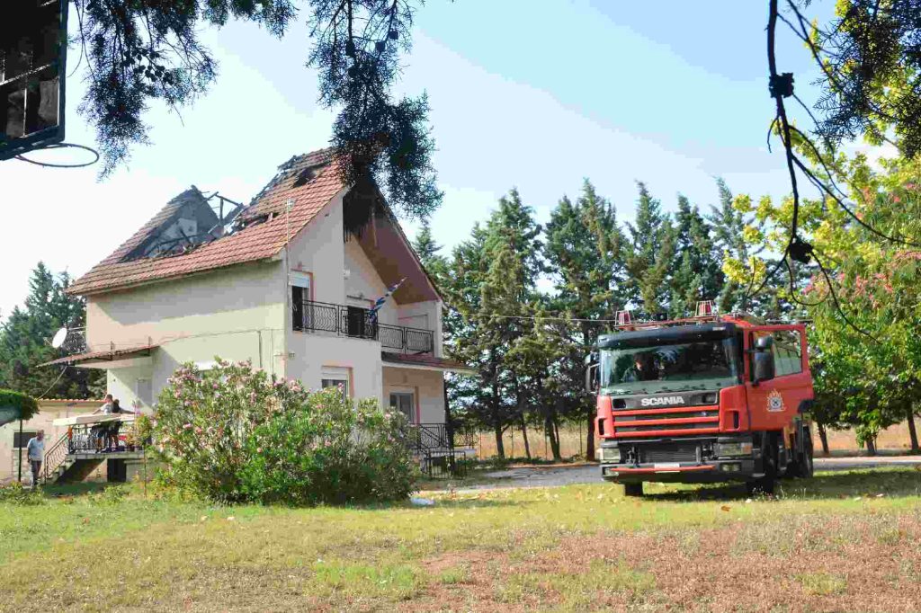 Πυροσβεστική στη μάχη κατάσβεσης της φωτιάς σε σπίτι στην Λάρισα που προκλήθηκε από κεραυνό