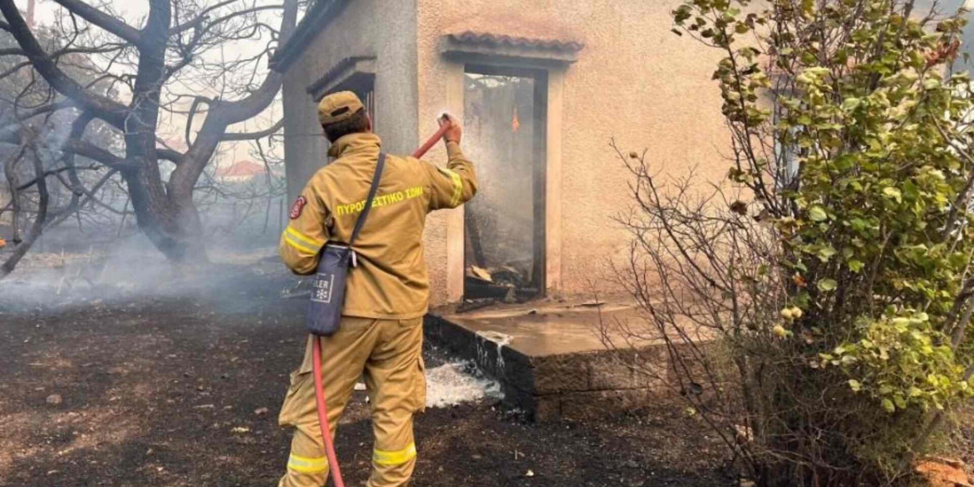 Πυροσβέστης εν δράσει στην Λέσβο