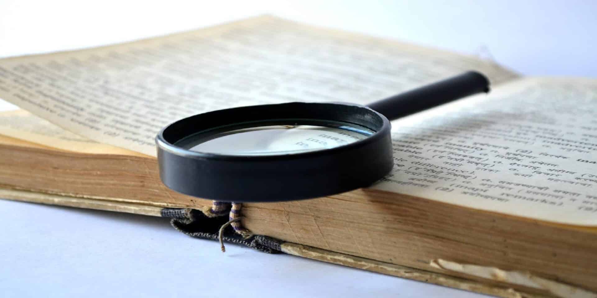 Λεξικό με μεγεθυντικό φακό