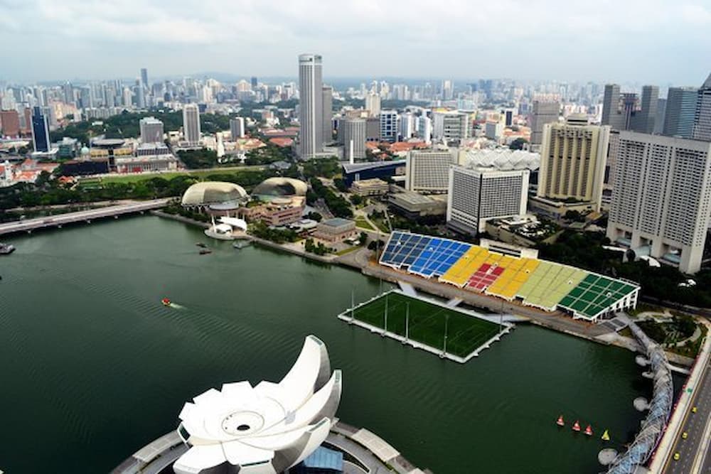 Marina Bay Floating Platform Stadium Singapore 03 - Τα 14 πιο περίεργα γήπεδα ποδοσφαίρου - Χτισμένα στα πιο απίθανα μέρη, ανάμεσά τους και 2 ελληνικά (εικόνες & βίντεο)