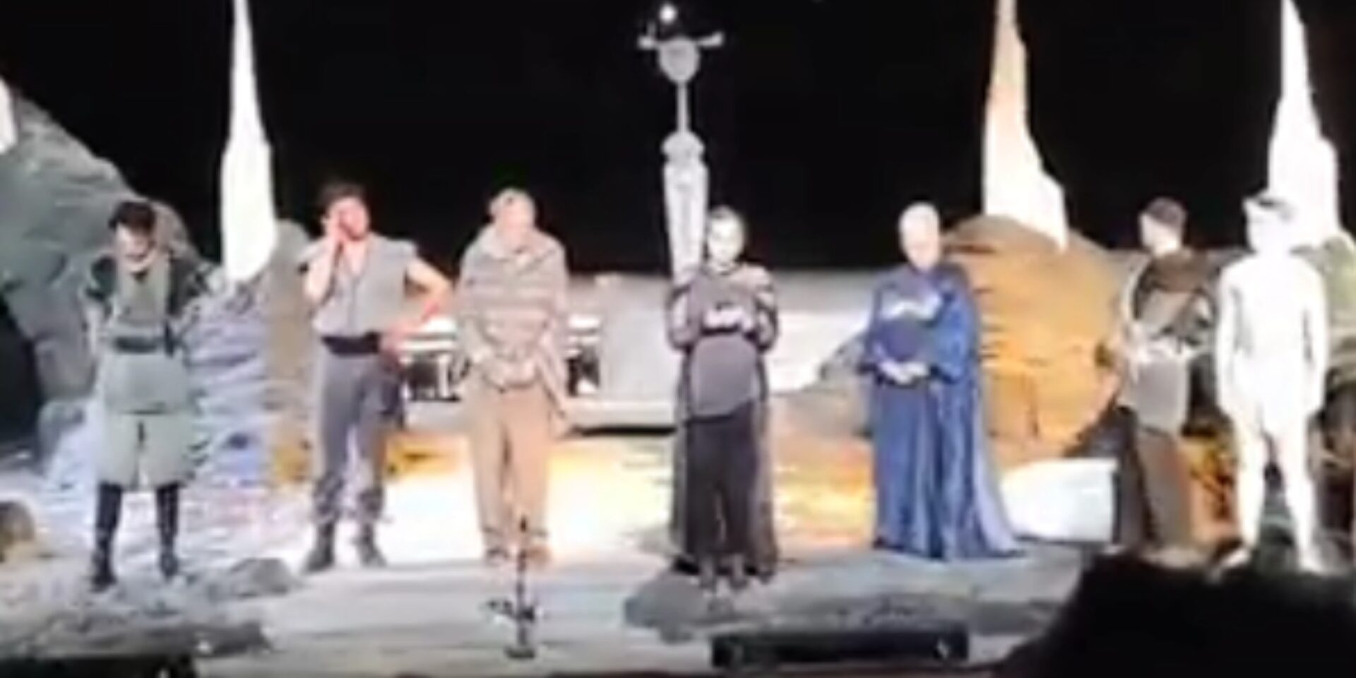 Η Μαρίνα Κίτσου τη στιγμή που διαβάζει το κείμενο για τον Λιγνάδη