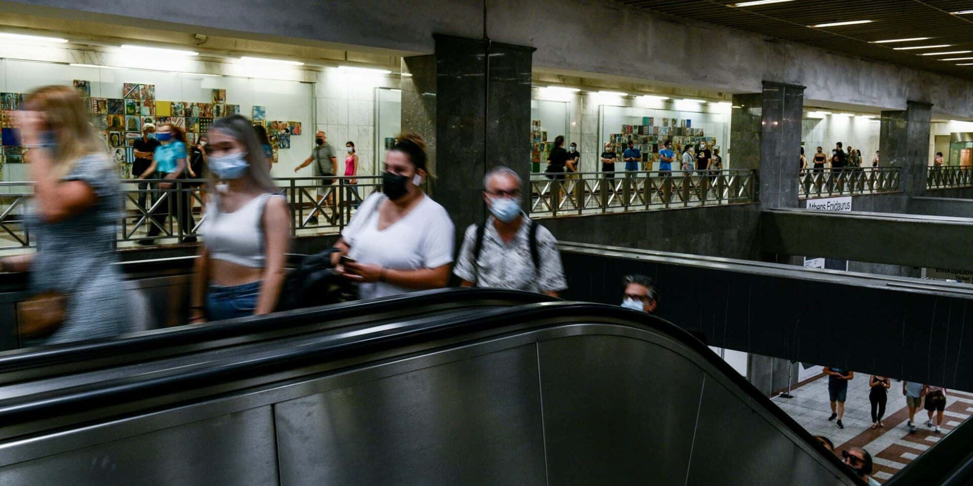 Κόσμος με μάσκα σε σταθμό μετρό