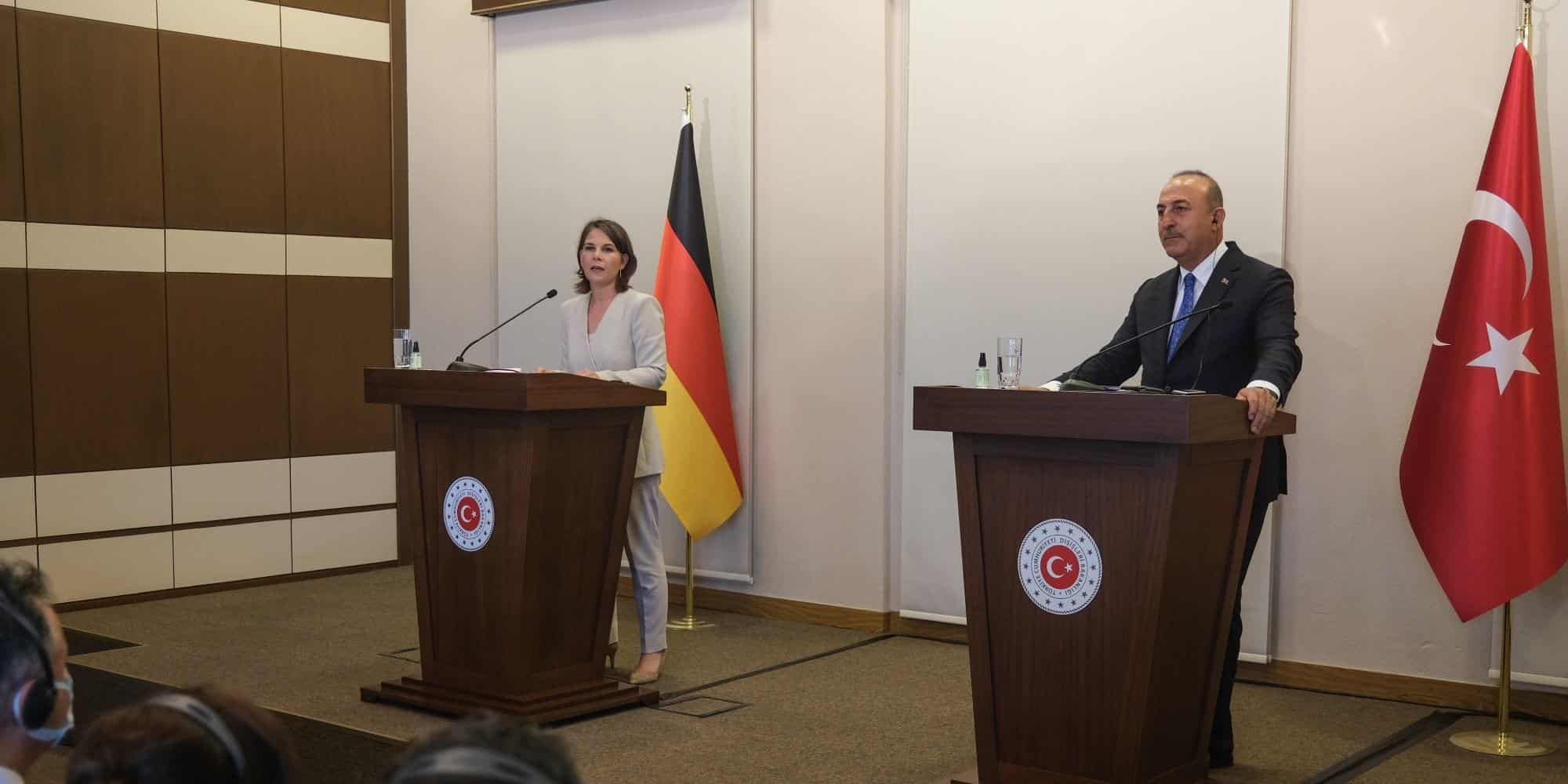 Η υπουργός Εξωτερικών της Γερμανίας Αναλένα Μπέρμποκ με τον Μεβλούτ Τσαβούσογλου