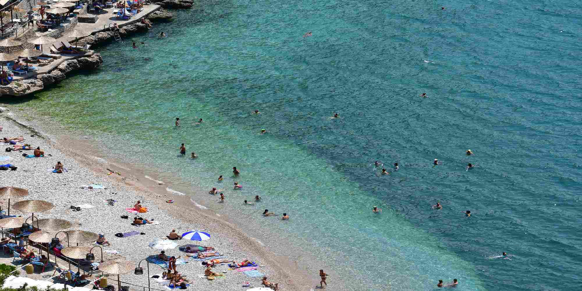 Λουόμενοι κολυμπούν στην παραλία Αρβανιτιά στο Ναύπλιο