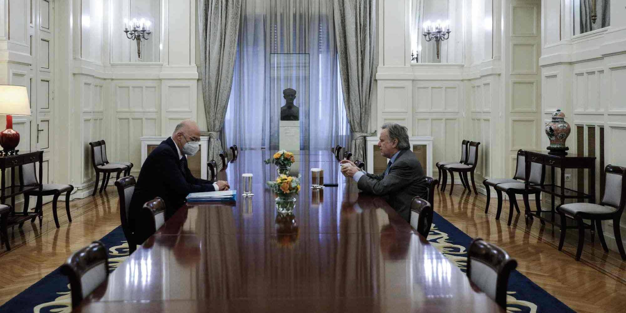 Ο υπουργός Εξωτερικών Νίκος Δένδιας ενημερώνει τον πρώην υπουργό του ΣΥΡΙΖΑ Γιώργο Κατρούγκαλο