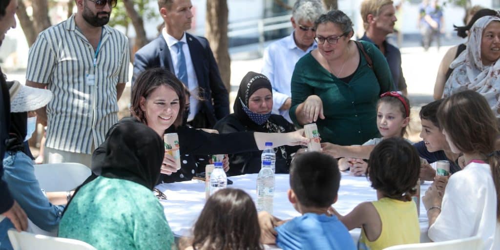 Η Γερμανίδα υπουργός Εξωτερικών με τον Νότη Μηταράκη στους πρόσφυγες στο Σχιστό (εικόνες)