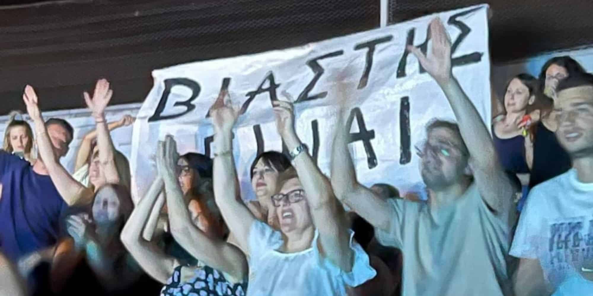 Το πανό που κρέμασαν για τον Λιγνάδη σε συναυλία στη Λάρισα