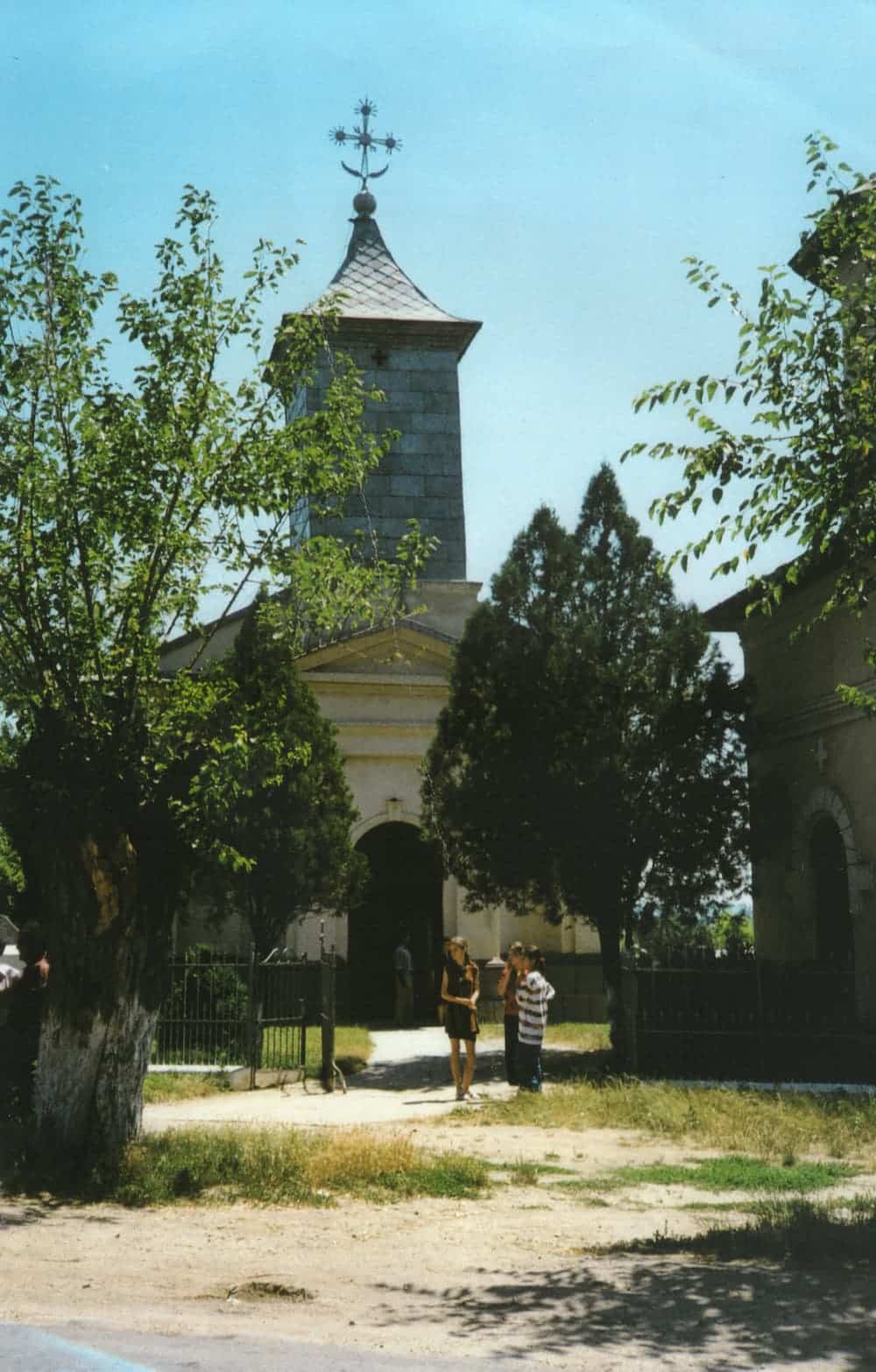 Ο Άγιος Παντελεήμων στη Βεντέα κτίστηκε το 1835 από τον Απόστολο Αρσάκη εις μνήμην τού αυτόχειρος υιού του Γεωργίου και τής Εβραίας μνηστής του, μετά την άρνηση τού Αρσάκη να δεχθεί τον γάμο τους 