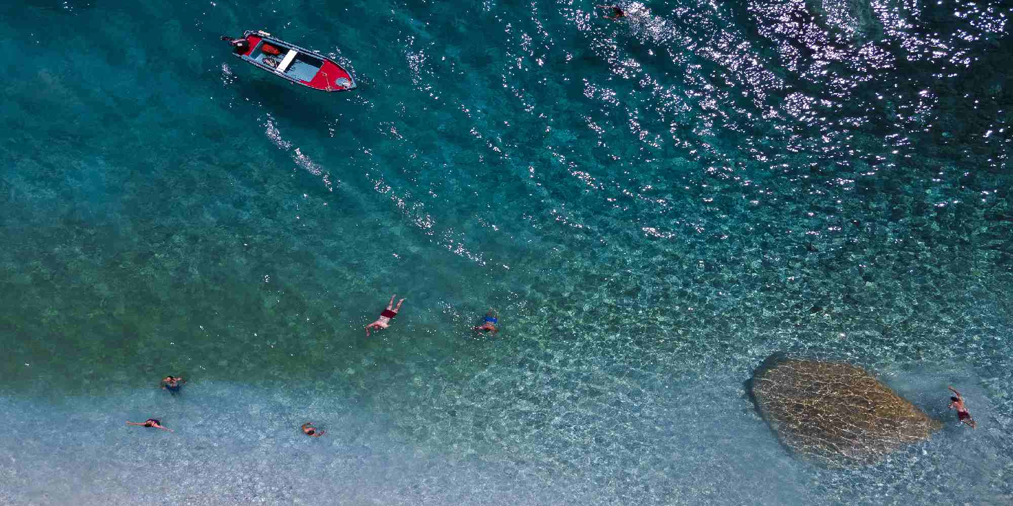 Λουόμενοι απολαμβάνουν το μπάνιο τους στην διάσημη παραλία «Σεϋχέλλες» στην Ικαρία