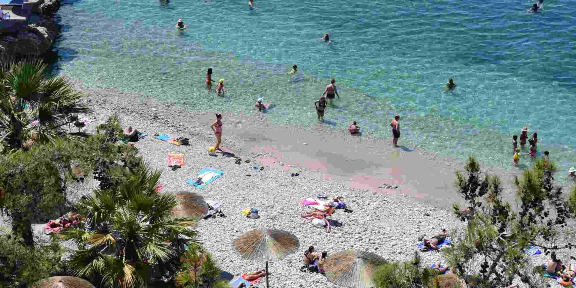 Κόσμος σε παραλία του Ναυπλίου