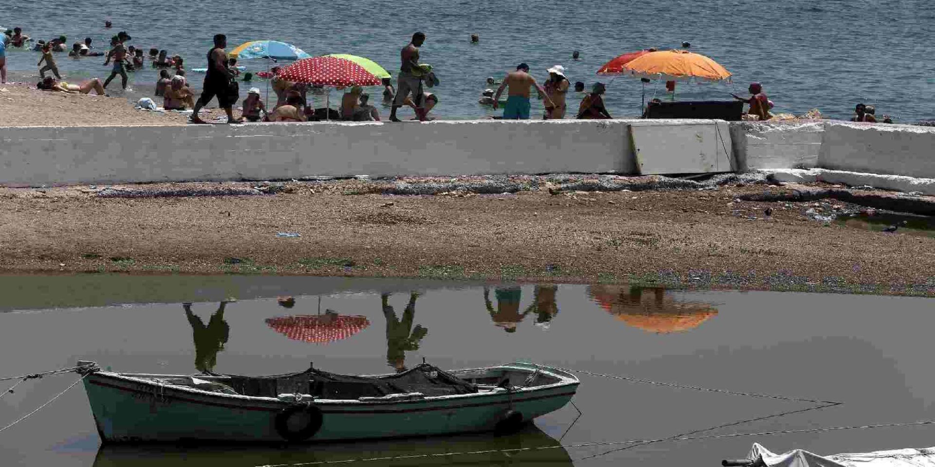 Κόσμος απολαμβάνει το μπάνιο του σε παραλία του Φαλήρο