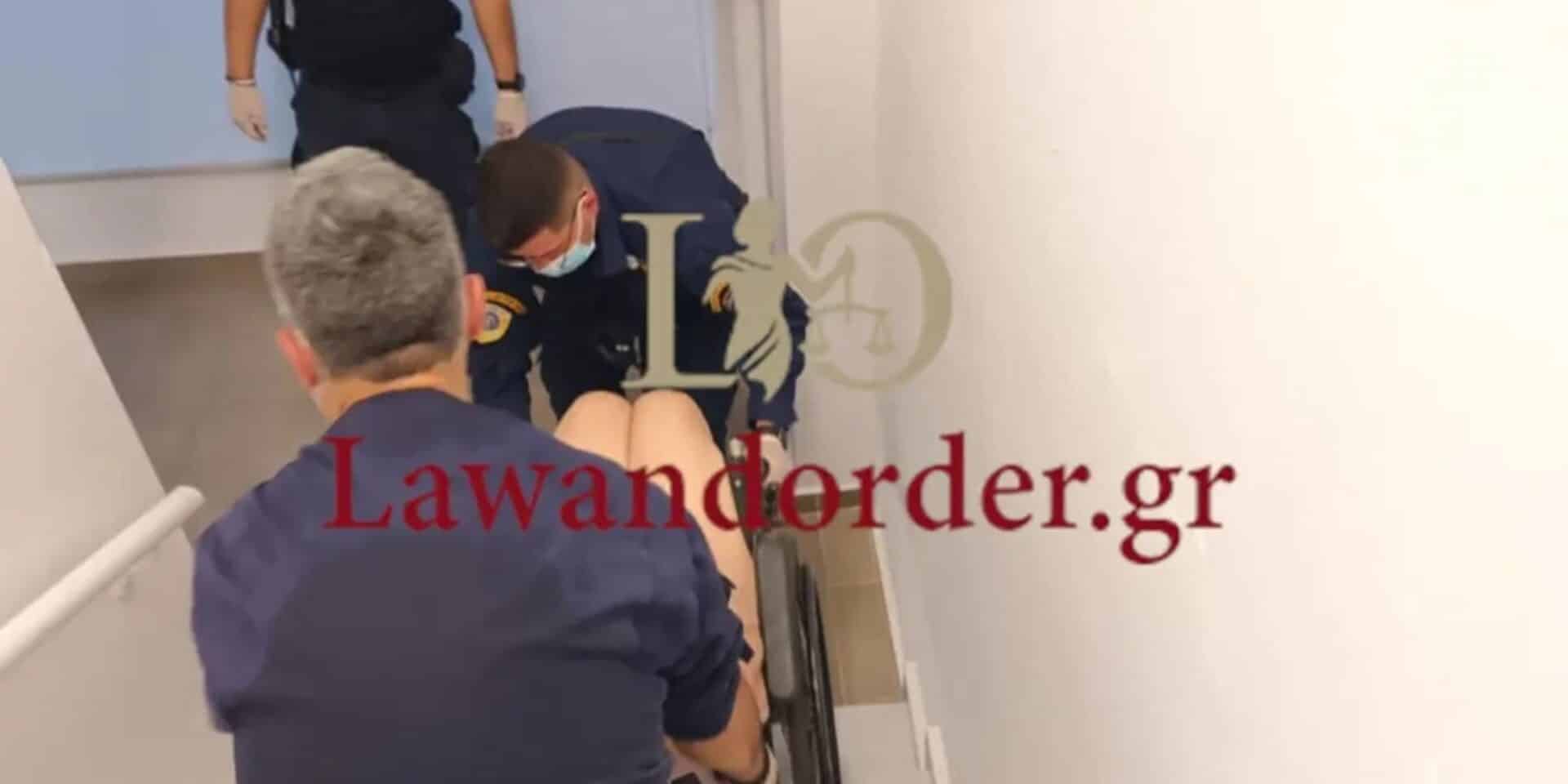 Αστυνομικοί μεταφέρουν ηλικιωμένους από γηροκομείο στην Πεντέλη