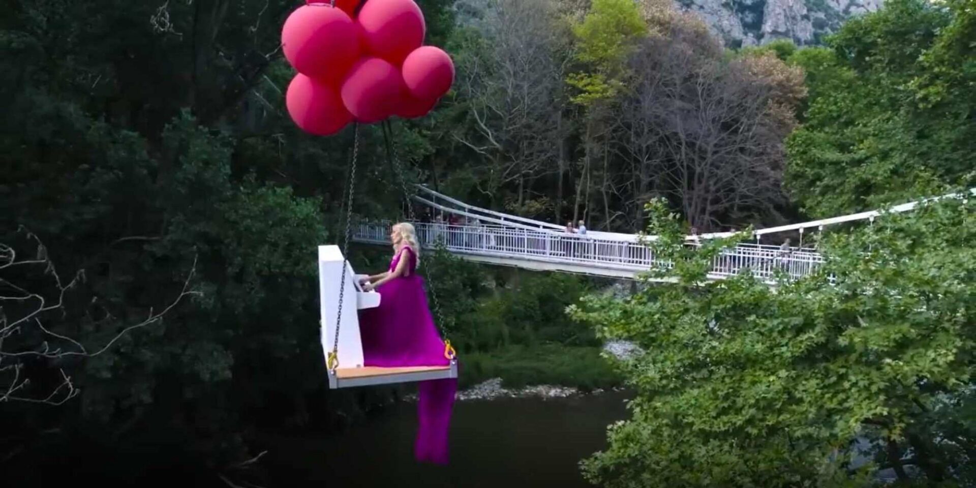 H Ιπτάμενη πιανίστρια Έφη Ξυδιά στα Τέμπη
