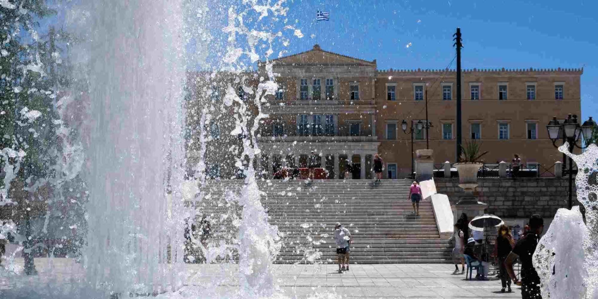Σιντριβάνι και κόσμος στην Πλατεία Συντάγματος