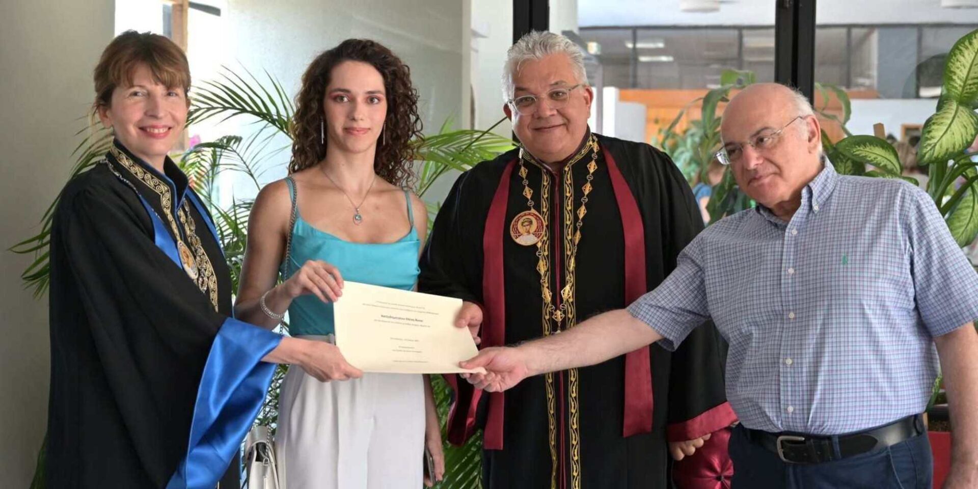 Στην φωτογραφία η φοιτήτρια που αποφοίτησε με άριστα, με τον Πρύτανη του ΑΠΘ, την Κοσμητόρισσα της ΣΘΕ και τον Πρόεδρο του Τμήματος Μαθηματικών