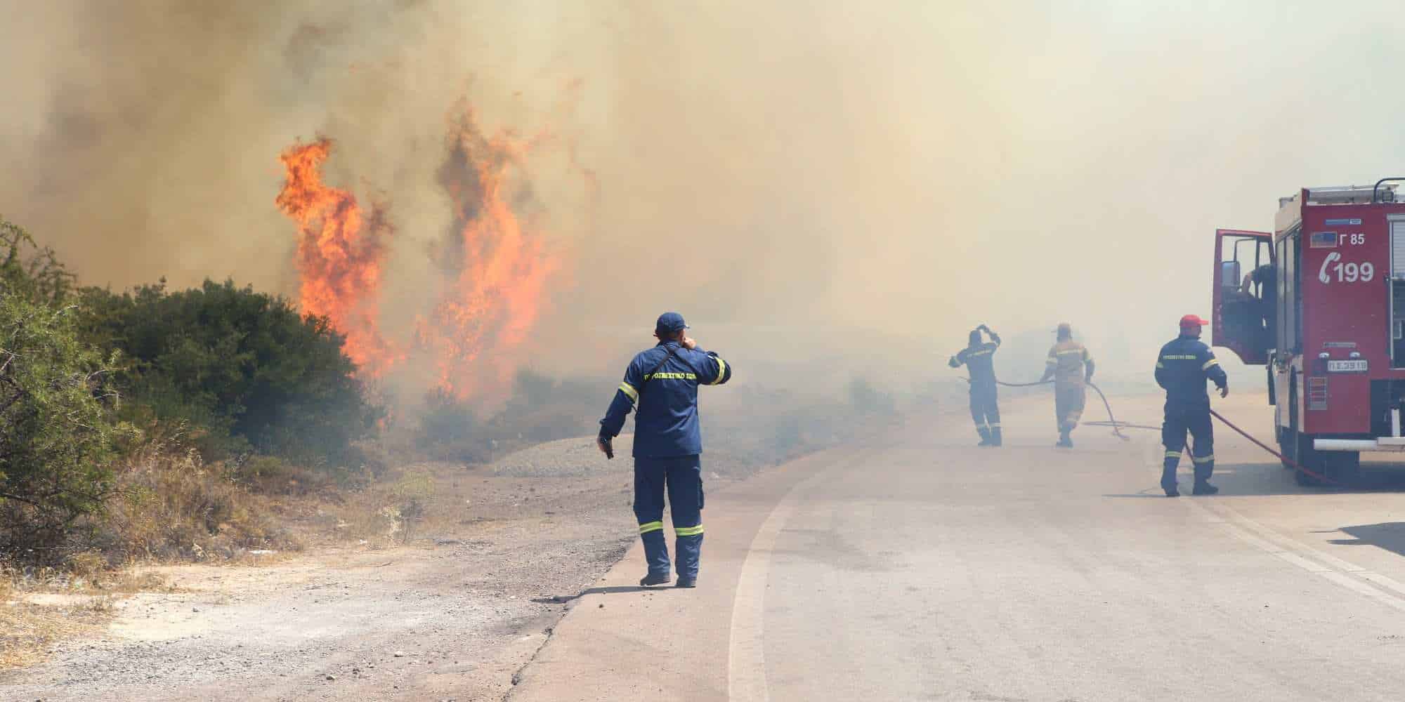 Πυροσβέστες επιχειρούν στην κατάσβεση της πυρκαγιάς κοντά στο Δίστομο Βοιωτίας