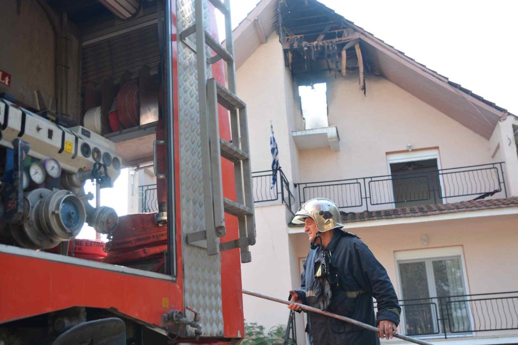 Πυροσβεστική στη μάχη κατάσβεσης της φωτιάς σε σπίτι στην Λάρισα που προκλήθηκε από κεραυνό