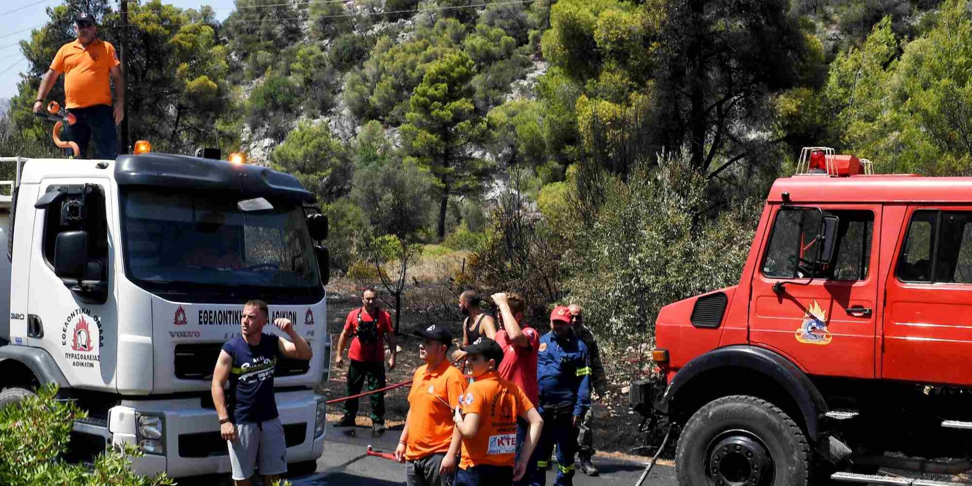 Πυροσβέστες και εθελοντές επιχειρούν σε δασική έκταση στην Κορινθία