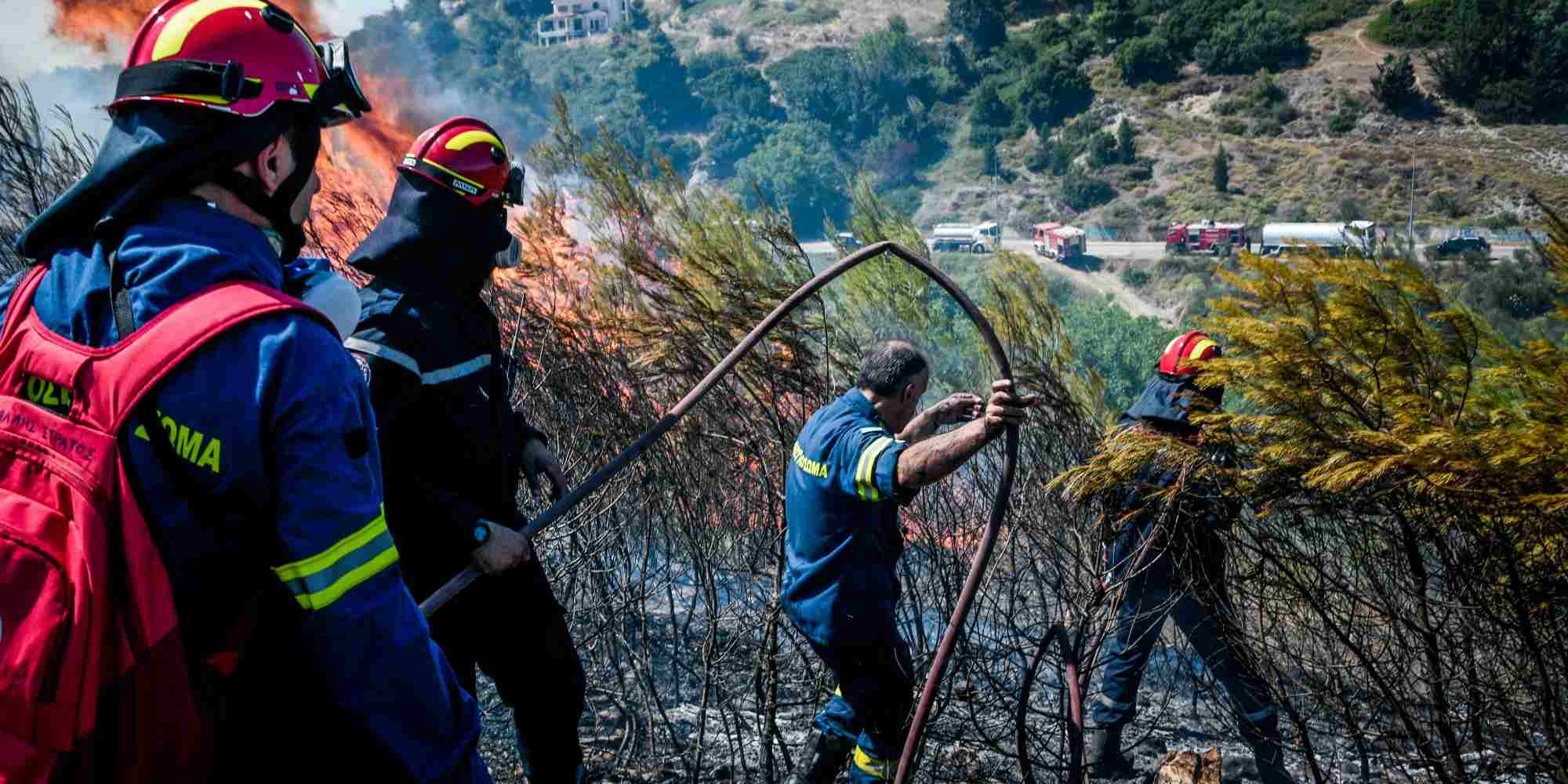 Πυροσβέστες δίνουν μάχη με τη φωτιά
