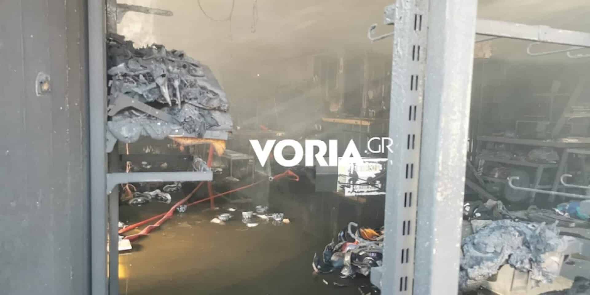 Υπό μερικό έλεγχο η φωτιά σε κατάστημα στη Θεσσαλονίκη