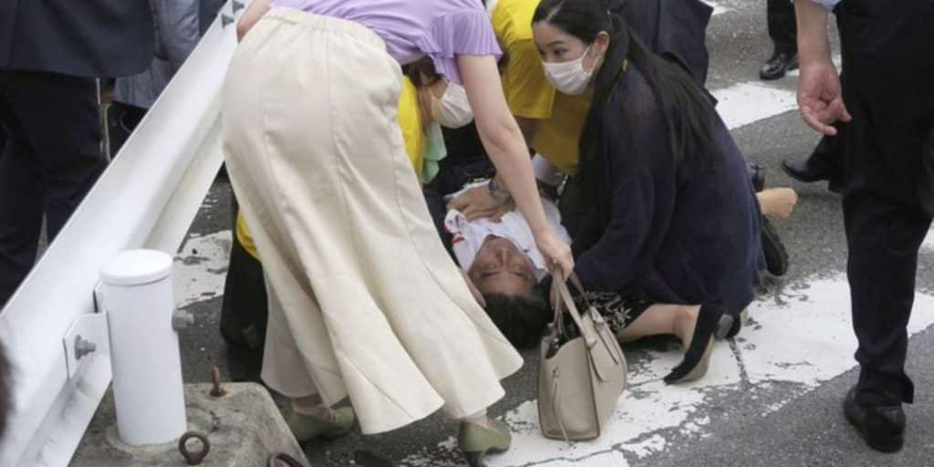 O πρώην πρωθυπουργός της Ιαπωνίας, Σίνζο Άμπε αμέσως μετά τον πυροβολισμό