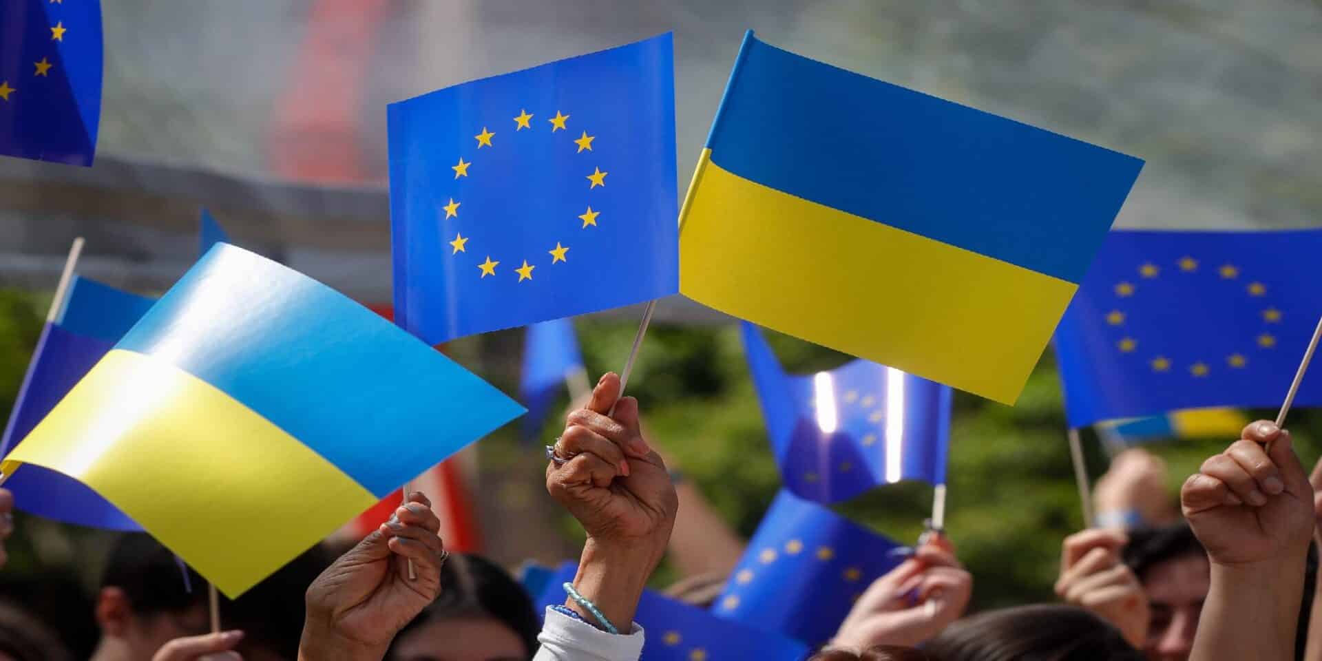 Άνθρωποι κρατούν σημαίες της ΕΕ και της Ουκρανίας