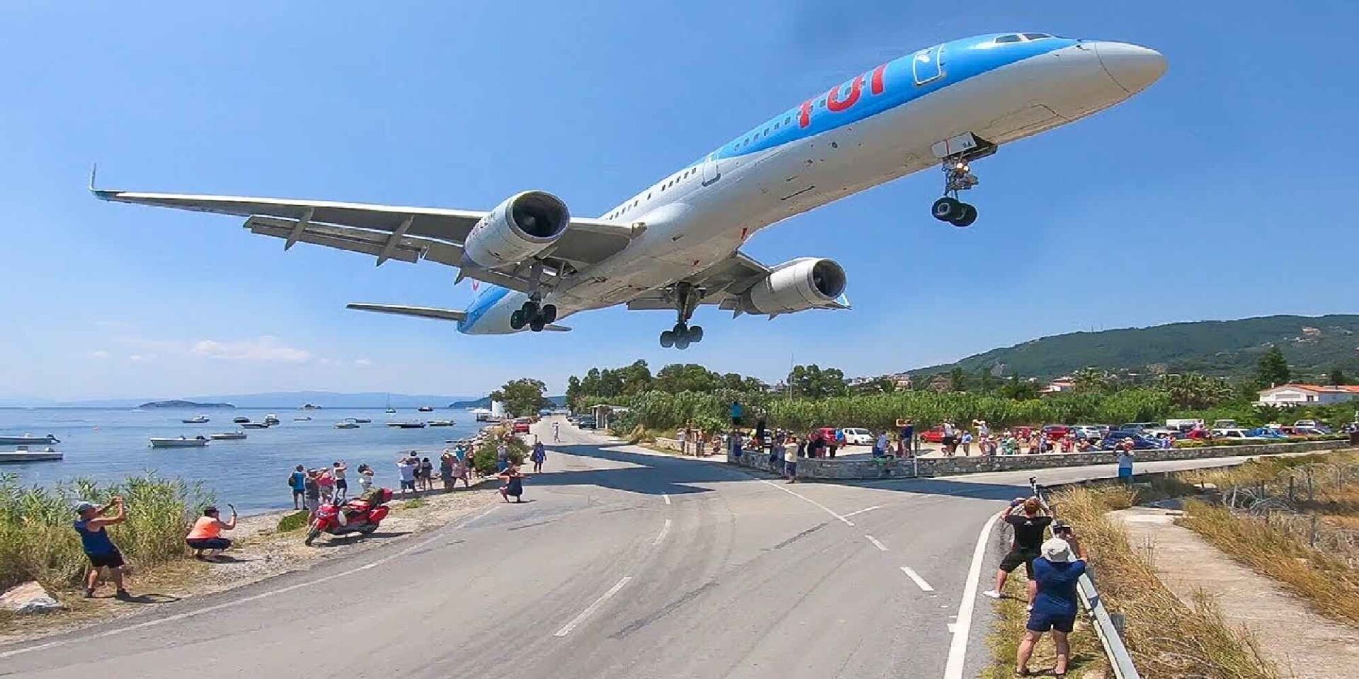 Κόσμος βλέπει την απογείωση αεροσκάφους στο Αεροδρόμιο της Σκιάθου