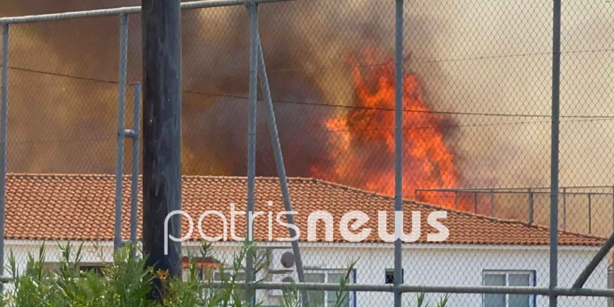Η φωτιά στην Σπιάτζα απειλεί σπίτια