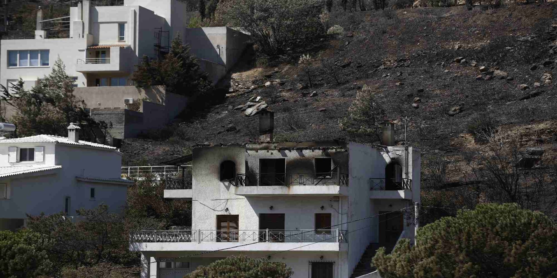 Καμένα σπίτια στην περιοχή Ντράφι στην Πεντέλη