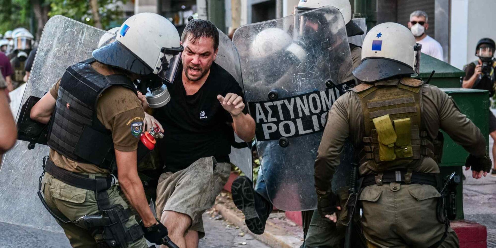 Επεισόδια στη συγκέντρωση διαμαρτυρίας για την περιβαλλοντική καταστροφή και τις πυρκαγιές των δασών και αλληλεγγύης στον αναρχικό απεργό πείνας Γ. Μιχαηλίδη