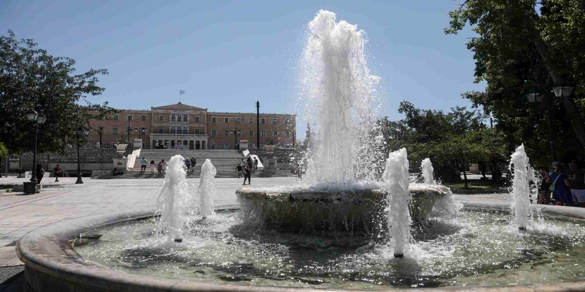Ζέστη στο άδειο κέντρο της Αθήνας