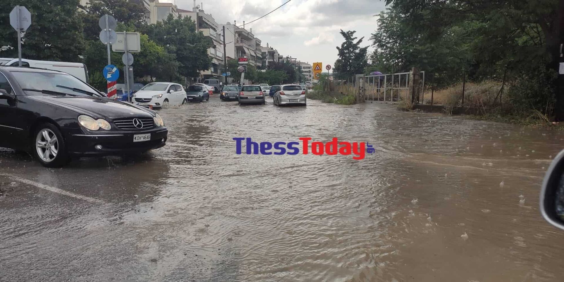 Πλημμυρισμένος δρόμος στη Θεσσαλονίκη