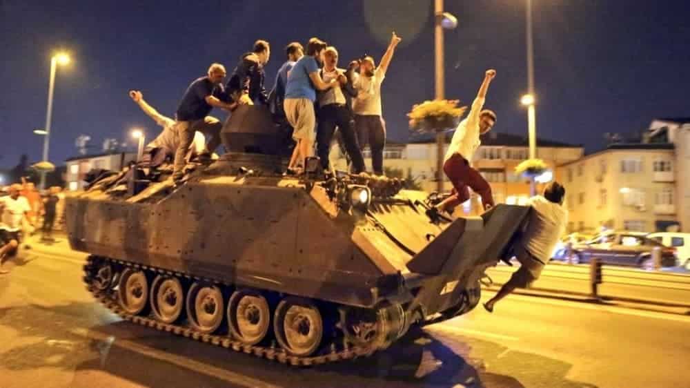 Πολίτες σε τανκ στο πραξικόπημα στην Τουρκία