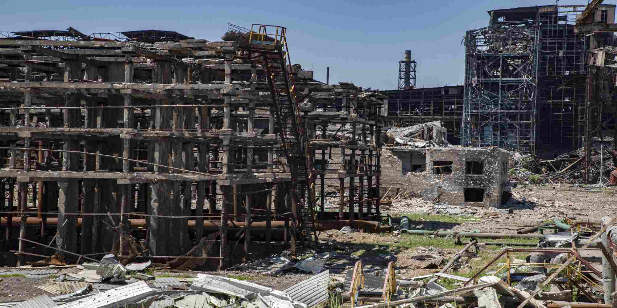 Kατεστραμμένα κτίρια στη Μαριούπολη στην ανατολική Ουκρανία