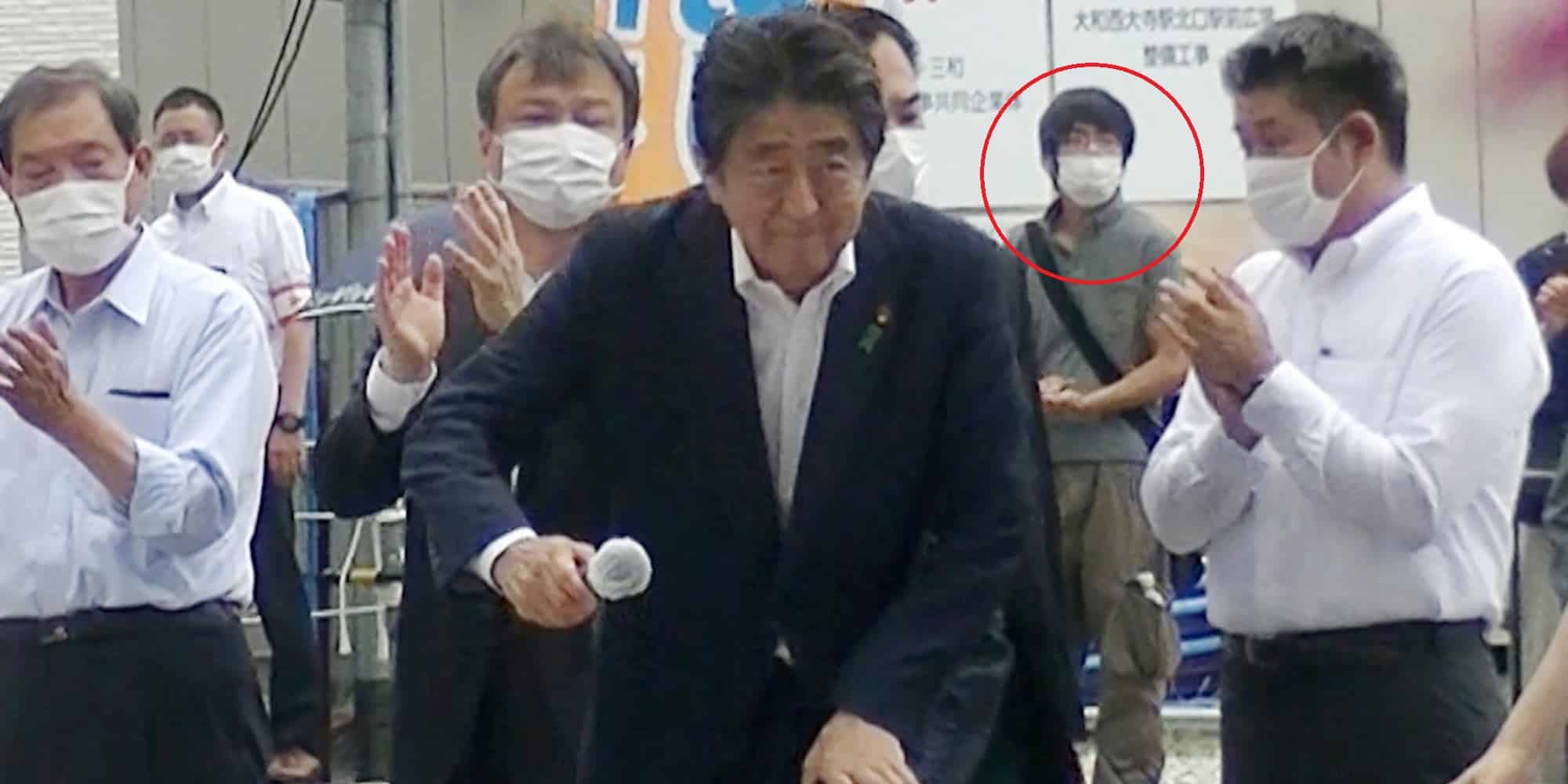 Η στιγμή που ο δράστης ετοιμάζεται να πυροβολήσει τον πρώην πρωθυπουργό της Ιαπωνίας Σίνζο Άμπε
