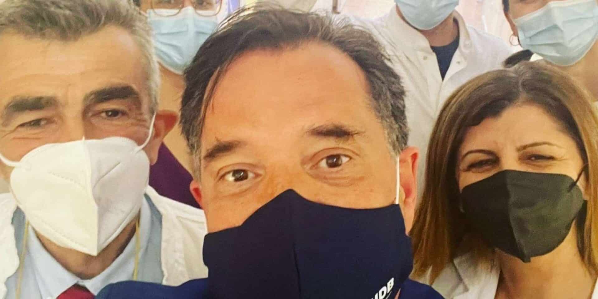Ο Άδωνις Γεωργιάδης μαζί με τους γιατρούς μετά την 4η δόση
