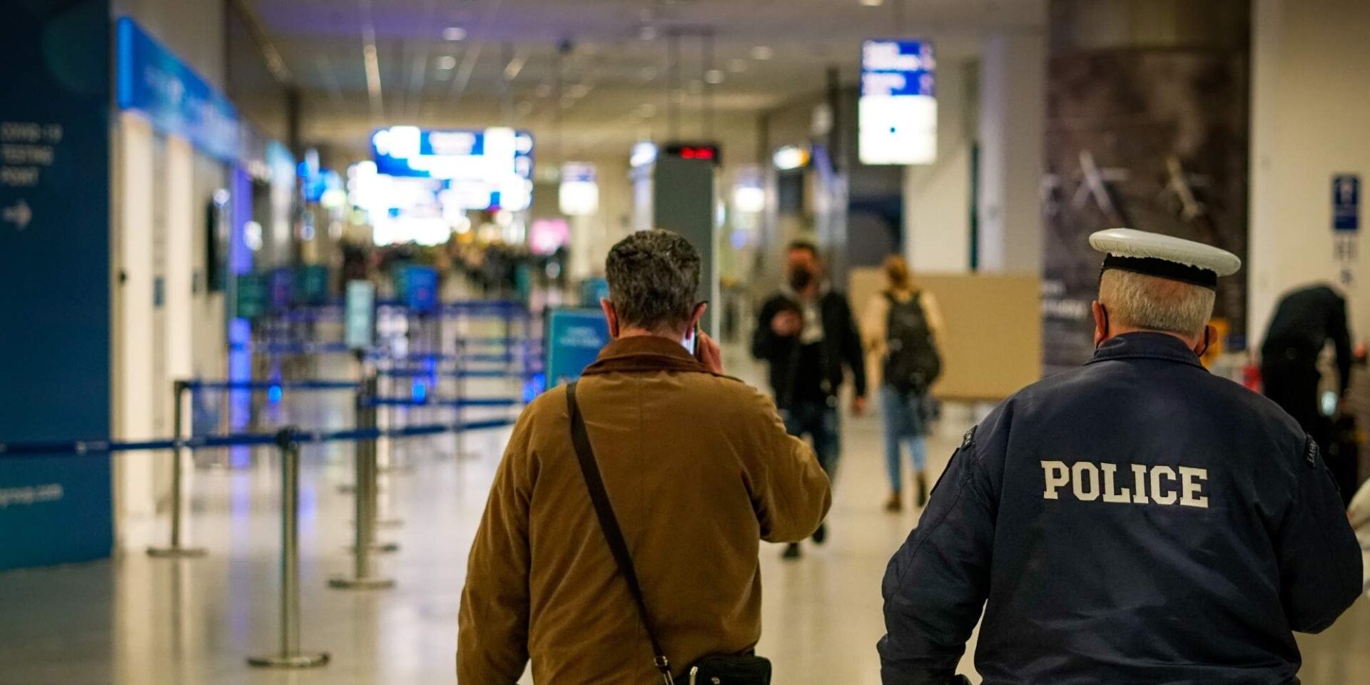 Αστυνομικός σε αεροδρόμιο