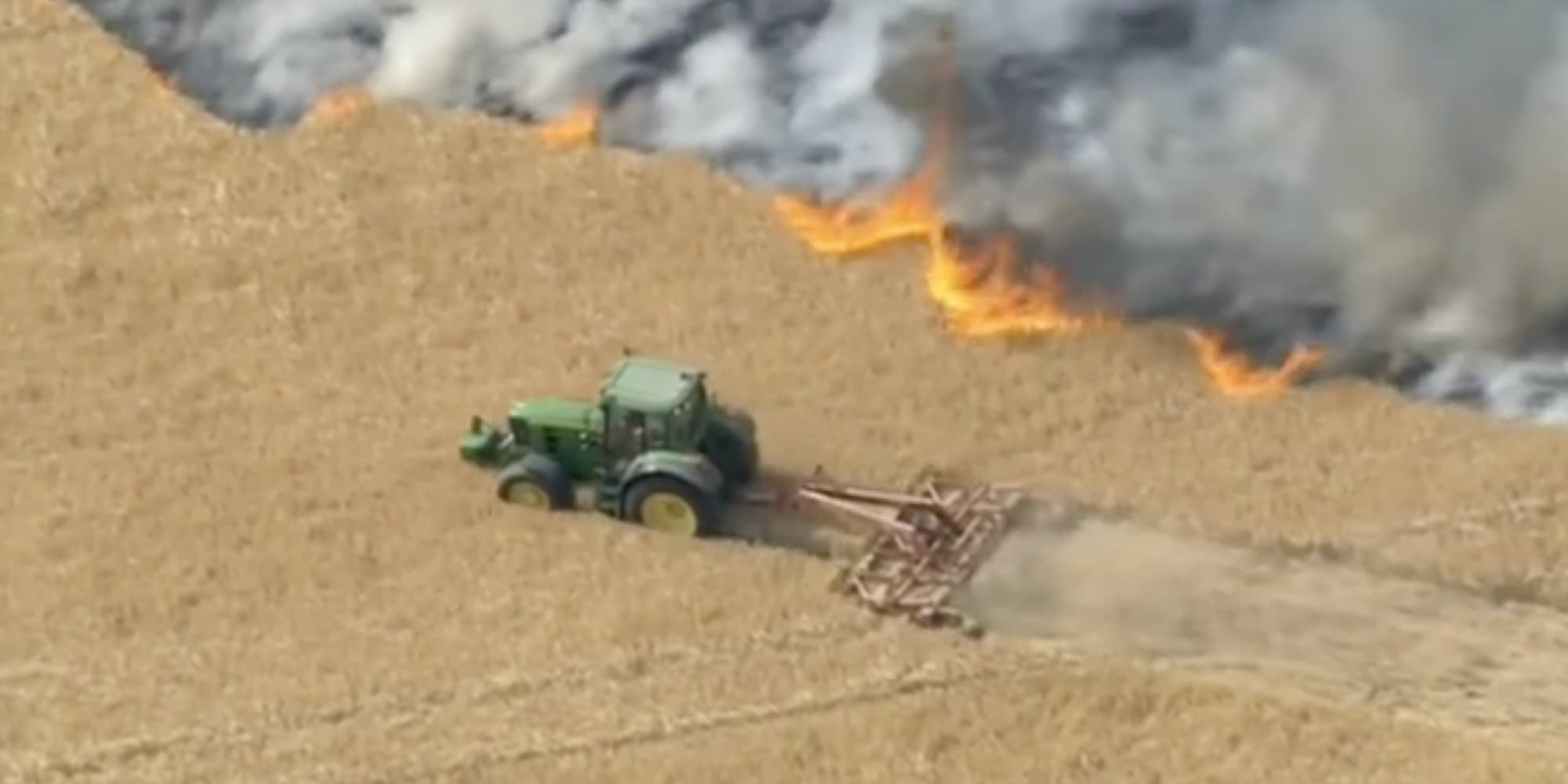 Ατρόμητος αγρότης στη Βρετανία έσωσε το χωράφι του από τη φωτιά δημιουργώντας αντιπυρική ζώνη με το τρακτέρ
