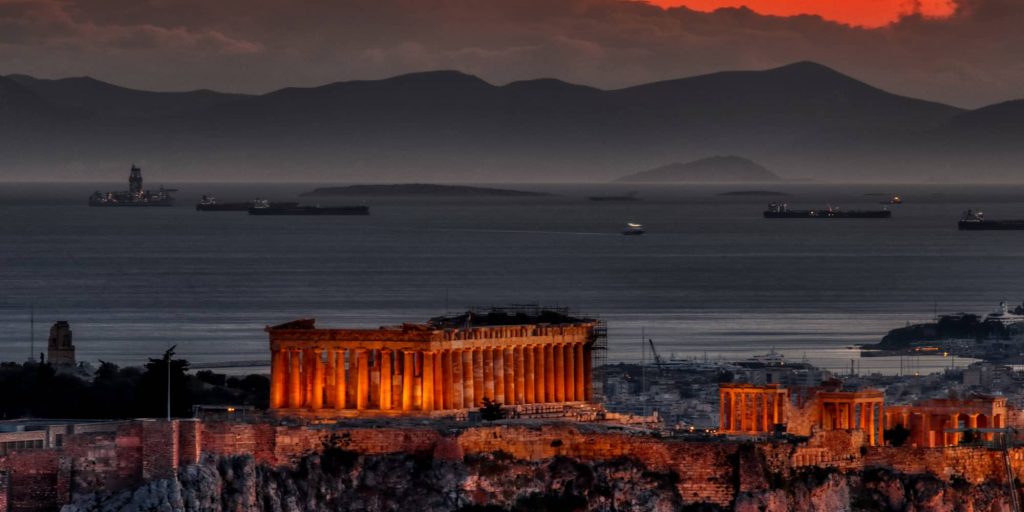Πανοραμική εικόνα της Ακρόπολης και της Αθήνας στο ηλιοβασίλεμα